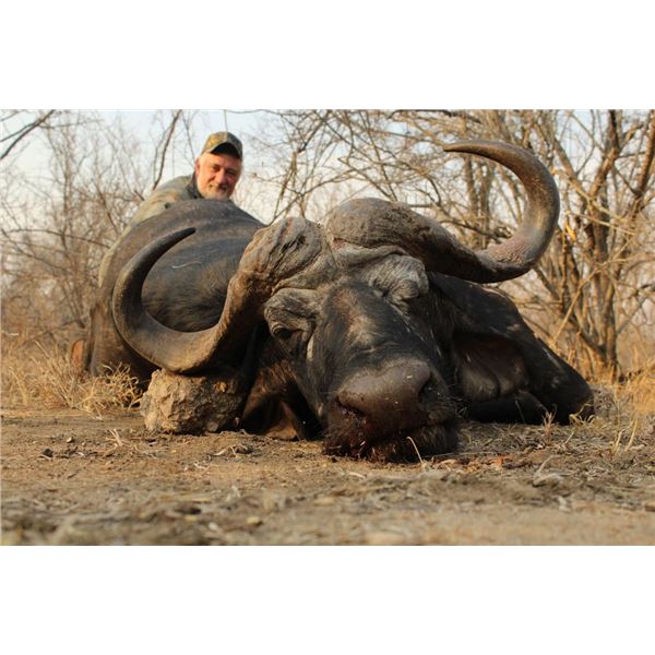 8 nights, Buffalo Bull Package with a one day Kruger - Derian Koekemoer Safaris Park Trip