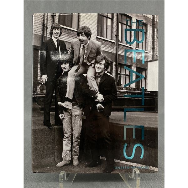 2009 Hard Cover Book  Beatles Unseen Archives  Photographs By The Daily Mail. Parragon Publishing