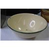 Image 5 : Roasting Pan - Bread/Loaf Pans - Thread Spool Holder - Porcelain Bowl - Misc. Items