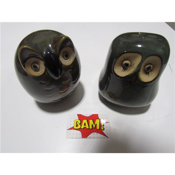 2 Green owl statues