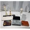 Image 1 : Assorted jewelry boxes and jewelry hangers