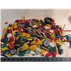 Image 1 : tub of Knex items