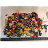 Image 5 : tub of Knex items