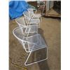 Image 2 : 4 white lawn chairs