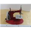 Image 2 : 1940's stitch mistress hand crank toy sewing machine