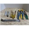 Image 1 : chisels, clamps, prybar, etc.