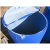 Image 5 : 50 gallon plastic water barrel and steel tank