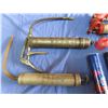 Image 2 : grease guns and grease