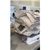 Image 2 : APPROX 8 BATH TOWELS