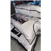 Image 2 : 4 MIXED SIZE PILLOWS
