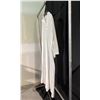 Image 2 : WHITE CAPE, DAILY RENTAL $70.00