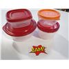 Image 1 : Assorted medium containers