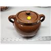 Image 1 : Brown bean pot - chip on lid