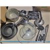 Image 1 : pot, pans, utensils