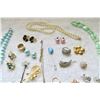 Image 6 : Lot of costume jewellery - Rhinestone, Pearls, earrings and necklaces