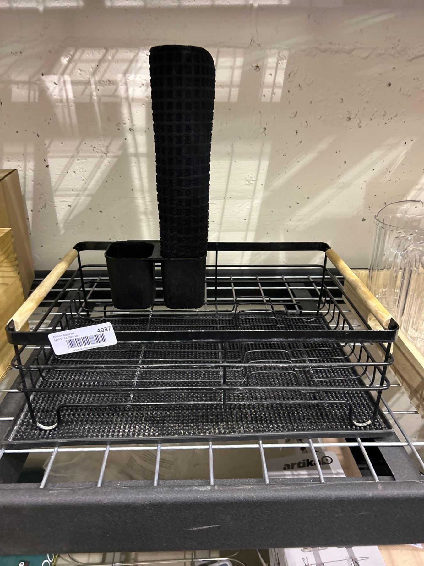 Counter top dish drying rack with water catching and absorbing mats