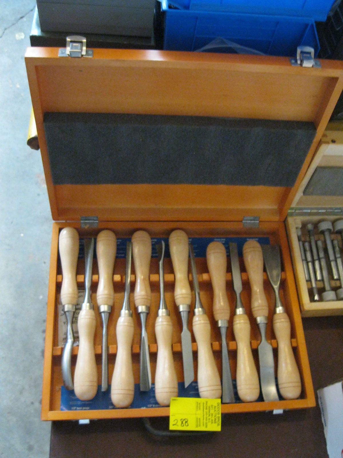 SET OF MASTERCRAFT CARVING TOOLS - Dodds Auction