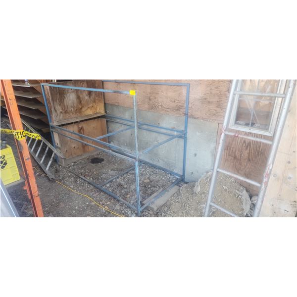 2 METAL RACKS