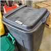 Image 2 : RUBBERMAID ROUIGHNECK GARBAGE CAN AND COMPOST BIN