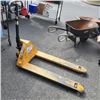 Image 1 : PALLET JACK - NEEDS OIL