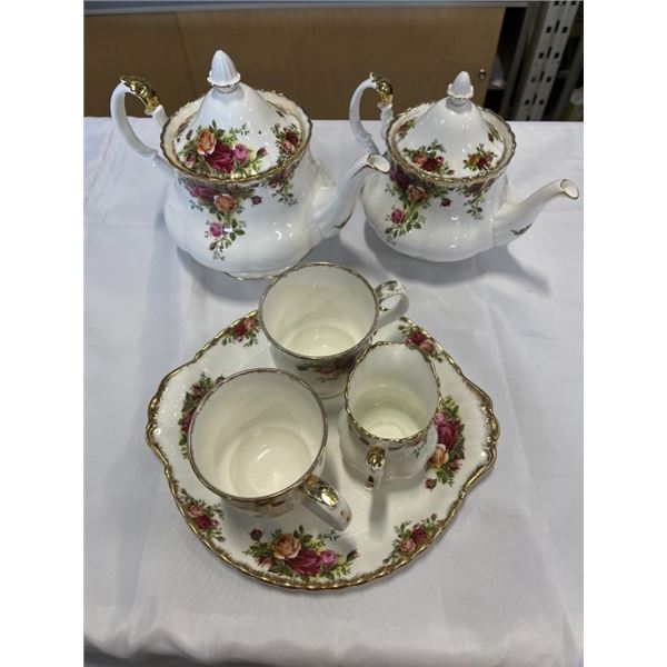 8 PIECES ROYAL ALBERT OLD COUNTRY ROSE - 2 TEAPORTS W/ LIDS, 2 MUGS, CREAMER, AND CAKE PLATE