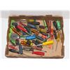 Image 1 : FLAT OF ASSORTED HAND TOOLS, MOSTLY SCREWDRIVERS