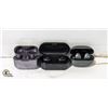 Image 1 : 3 SETS OF IN EAR HEADPHONES WITH CHARGING CASES