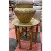 Image 2 : BRASS AND WOOD END TABLE + POT DECOR