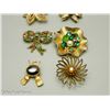 Image 2 : Assortment of Eight Vintage Brooches