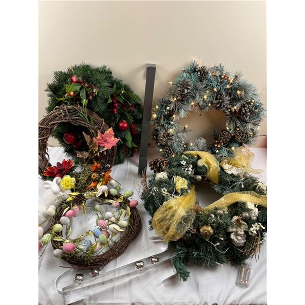 Seasonal Wreaths, Hangers & Décor