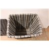 Image 6 : Metal Jarden Coat Rack - Wicker Laundry Basket - Bathtub Rack - Cat Scratching Pad