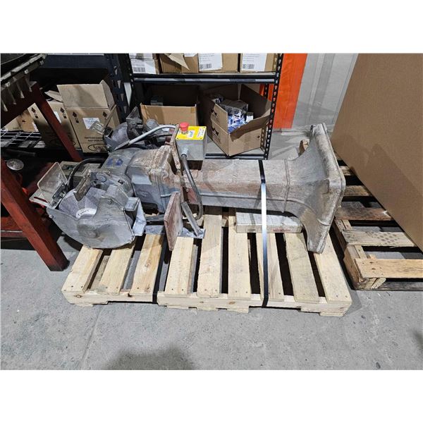 Baldor upright grinder runs on 20 amp 4 wire twistlock cord end rated for 600 volts. comes wirh extr