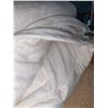 Image 2 : Queen size white fleece blanket