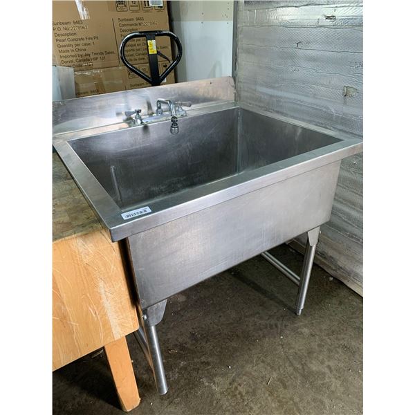 Single Well Stainless Steel Deep Well Commercial sink with faucets