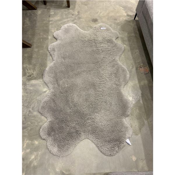 Mon Chateau luxury collection grey throw rug with anti slip back