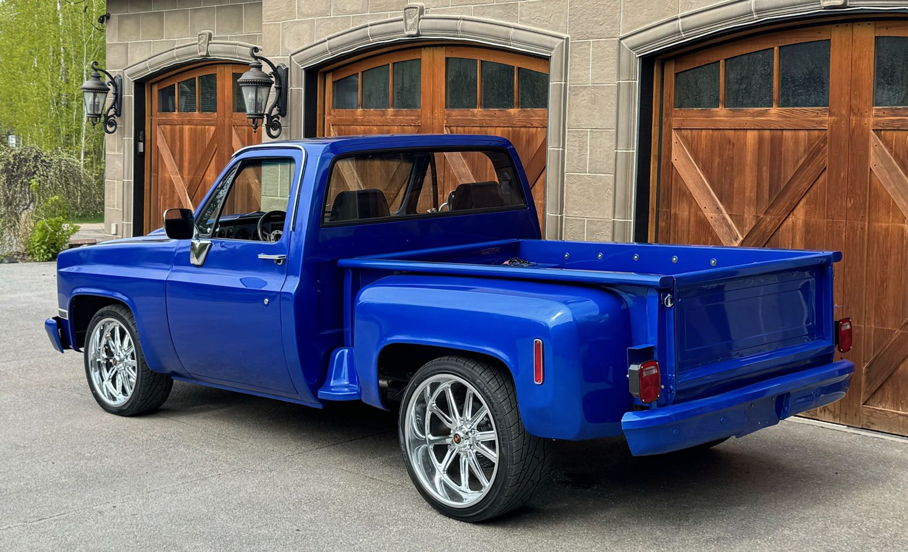 Auto World 1/64 1981 Chevrolet Silverado Stepside 10 4x4 – Medium Blue – Diecast Model 64452