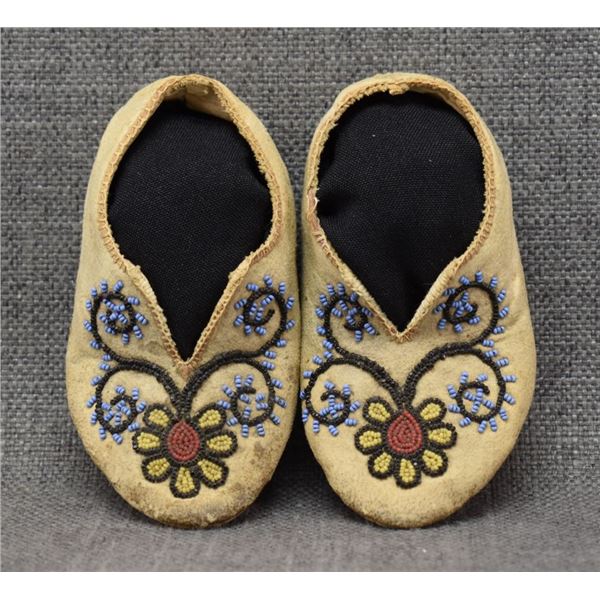EASTERN BEADED CHILD'S MOCCASINS