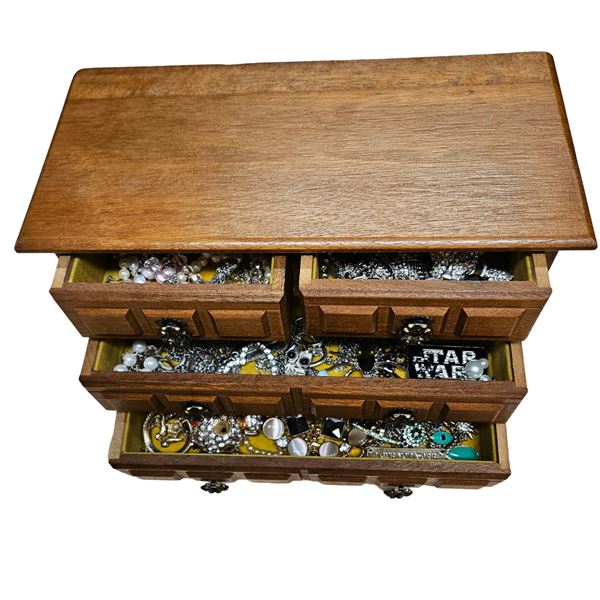 VINTAGE JEWELRY BOX FULL OF VINTAGE JEWELRY