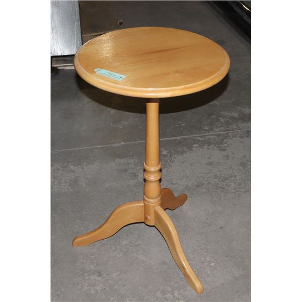 MADE IN THE USA SOLID WOOD (OAK?) SIDE TABLE