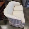 Image 2 : WHITE LOVE SEAT