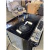 Image 2 : FRIGIDAIRE STAINLESS GALLERY FLAT TOP STOVE, WORKING