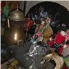 Image 4 : Contents of Bottom Glass Shelf