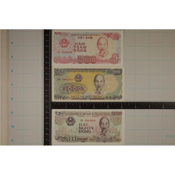 3 VIETNAM CRISP UNC BILLS:1988-500 DONG, 1988-1000