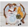 Image 1 : 1960'S PORCELAIN PIECE OF A MAN AND WOMAN HOLDING