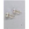 Image 2 : Fancy 8 mm White Freshwater Pearls Stud Earrings in 18k Yellow Gold