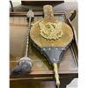 Image 2 : 2 Piece lot of vintage fireplace bellow and brush
