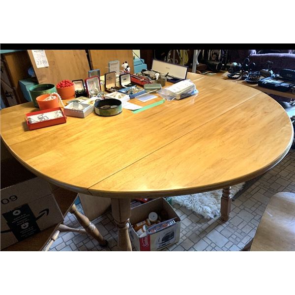 Vilas Kitchen Table, Chairs C