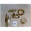 Image 1 : 5 piece lot of gold toned, vintage brooches