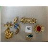 Image 1 : 5 piece lot of assorted, gold toned brooches