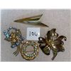 Image 1 : 4 piece lot of gold toned, vintage brooches